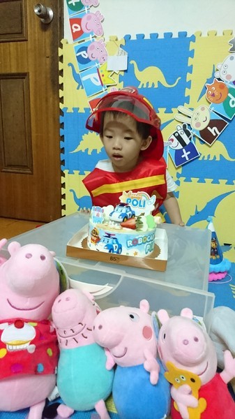 籟恩都格蛋糕塑型館(安吉店)：高雄~籟恩都格蛋糕 Lion Dog V.S 85度C咖啡烘培專賣店~波力蛋糕.飛機蛋糕~慶祝3歲生日~