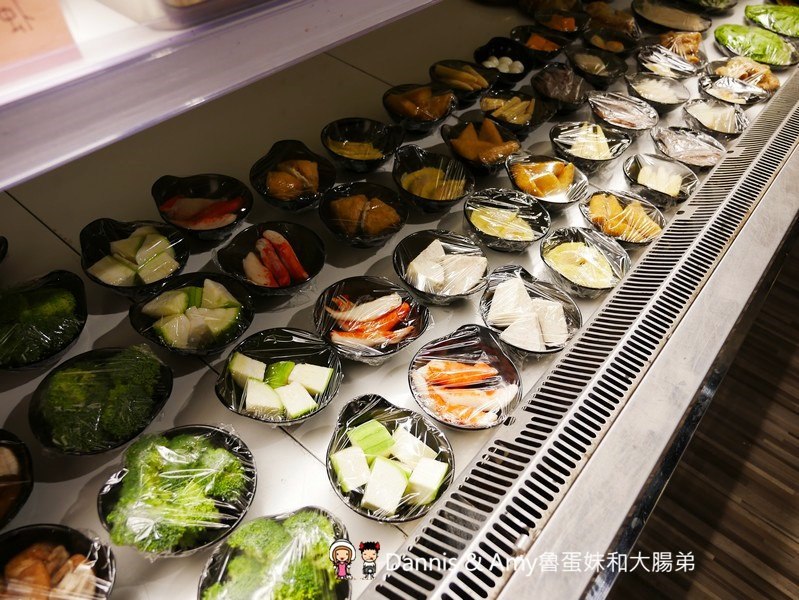 《新竹特色火鍋》御川都辣串鍋。四川重慶麻辣串串串香只要20元。紅白湯鴛鴦火鍋組合湯頭濃郁夠味︱ （影片）