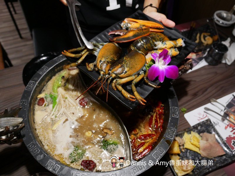 《新竹特色火鍋》御川都辣串鍋。四川重慶麻辣串串串香只要20元。紅白湯鴛鴦火鍋組合湯頭濃郁夠味︱ （影片）