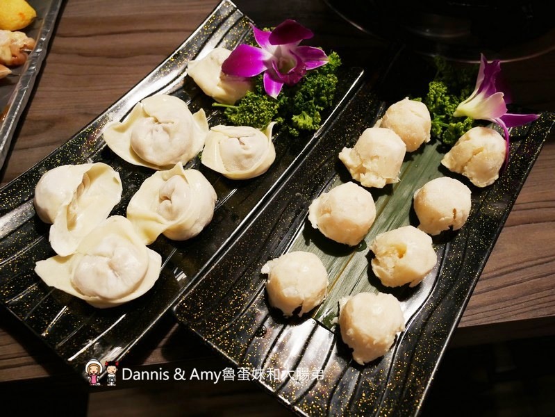 《新竹特色火鍋》御川都辣串鍋。四川重慶麻辣串串串香只要20元。紅白湯鴛鴦火鍋組合湯頭濃郁夠味︱ （影片）