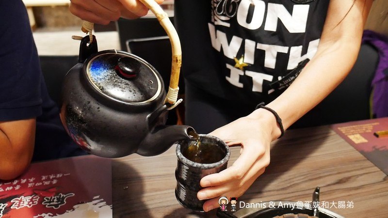 《新竹特色火鍋》御川都辣串鍋。四川重慶麻辣串串串香只要20元。紅白湯鴛鴦火鍋組合湯頭濃郁夠味︱ （影片）