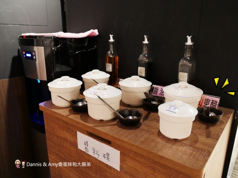 《新竹特色火鍋》御川都辣串鍋。四川重慶麻辣串串串香只要20元。紅白湯鴛鴦火鍋組合湯頭濃郁夠味︱ （影片）