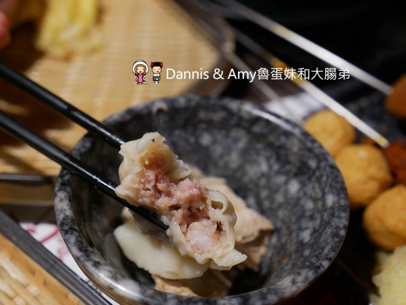 《新竹特色火鍋》御川都辣串鍋。四川重慶麻辣串串串香只要20元。紅白湯鴛鴦火鍋組合湯頭濃郁夠味︱ （影片）