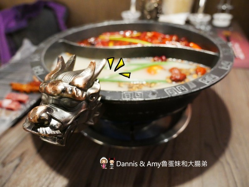 《新竹特色火鍋》御川都辣串鍋。四川重慶麻辣串串串香只要20元。紅白湯鴛鴦火鍋組合湯頭濃郁夠味︱ （影片）