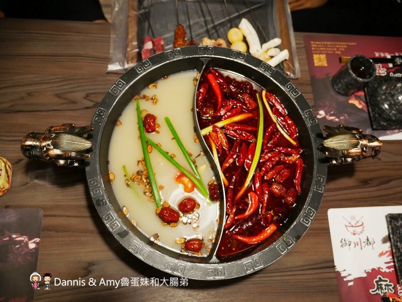 《新竹特色火鍋》御川都辣串鍋。四川重慶麻辣串串串香只要20元。紅白湯鴛鴦火鍋組合湯頭濃郁夠味︱ （影片）