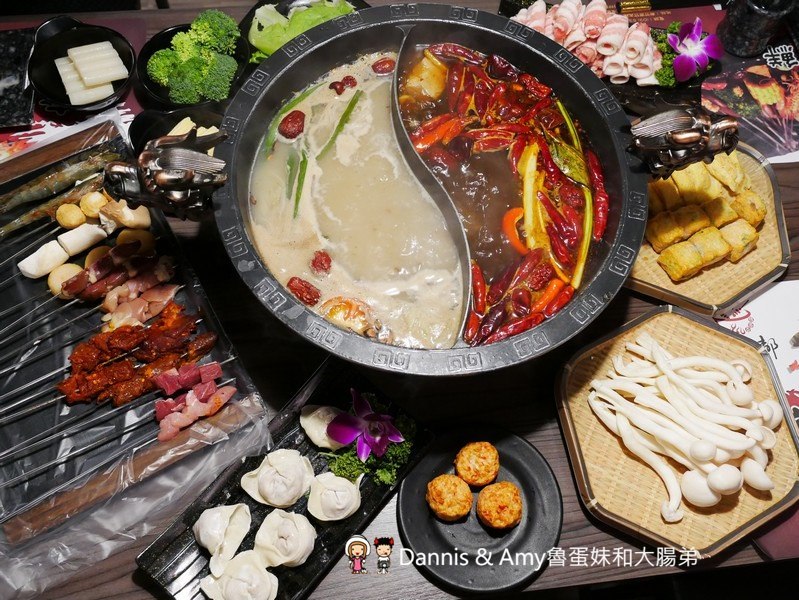 《新竹特色火鍋》御川都辣串鍋。四川重慶麻辣串串串香只要20元。紅白湯鴛鴦火鍋組合湯頭濃郁夠味︱ （影片）