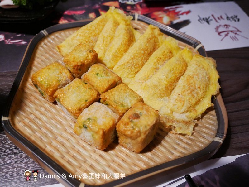 《新竹特色火鍋》御川都辣串鍋。四川重慶麻辣串串串香只要20元。紅白湯鴛鴦火鍋組合湯頭濃郁夠味︱ （影片）