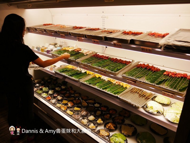 《新竹特色火鍋》御川都辣串鍋。四川重慶麻辣串串串香只要20元。紅白湯鴛鴦火鍋組合湯頭濃郁夠味︱ （影片）