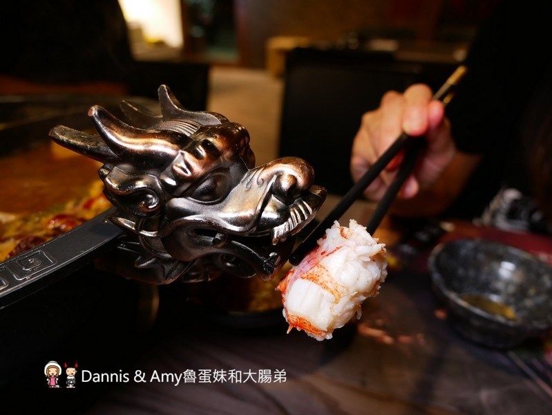 《新竹特色火鍋》御川都辣串鍋。四川重慶麻辣串串串香只要20元。紅白湯鴛鴦火鍋組合湯頭濃郁夠味︱ （影片）