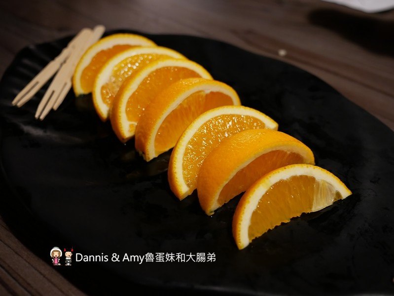 《新竹特色火鍋》御川都辣串鍋。四川重慶麻辣串串串香只要20元。紅白湯鴛鴦火鍋組合湯頭濃郁夠味︱ （影片）