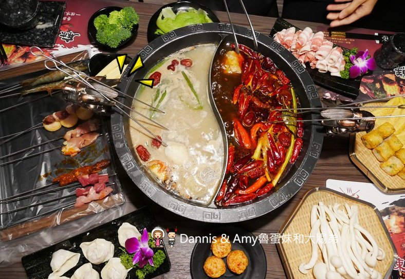 《新竹特色火鍋》御川都辣串鍋。四川重慶麻辣串串串香只要20元。紅白湯鴛鴦火鍋組合湯頭濃郁夠味︱ （影片）