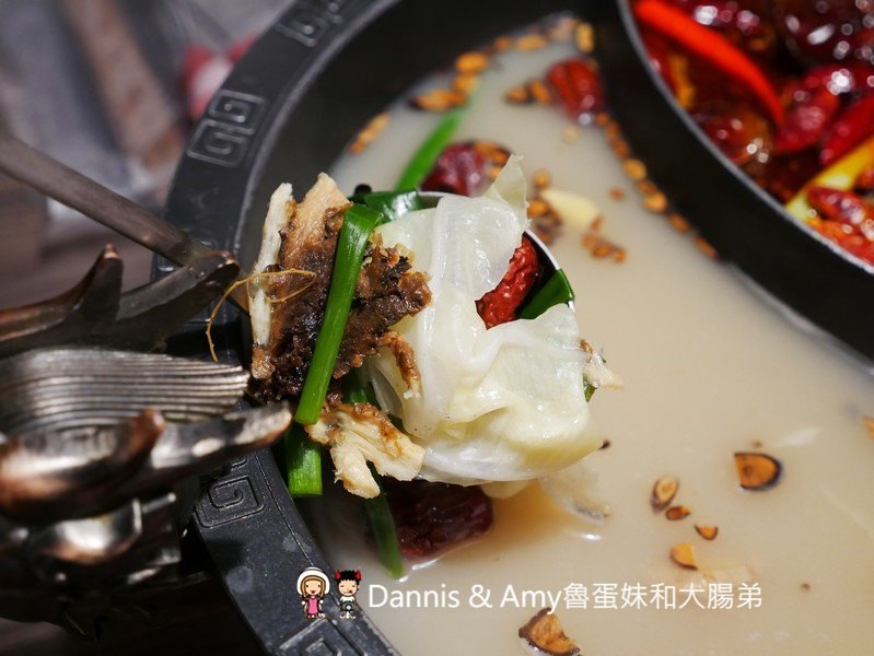 《新竹特色火鍋》御川都辣串鍋。四川重慶麻辣串串串香只要20元。紅白湯鴛鴦火鍋組合湯頭濃郁夠味︱ （影片）