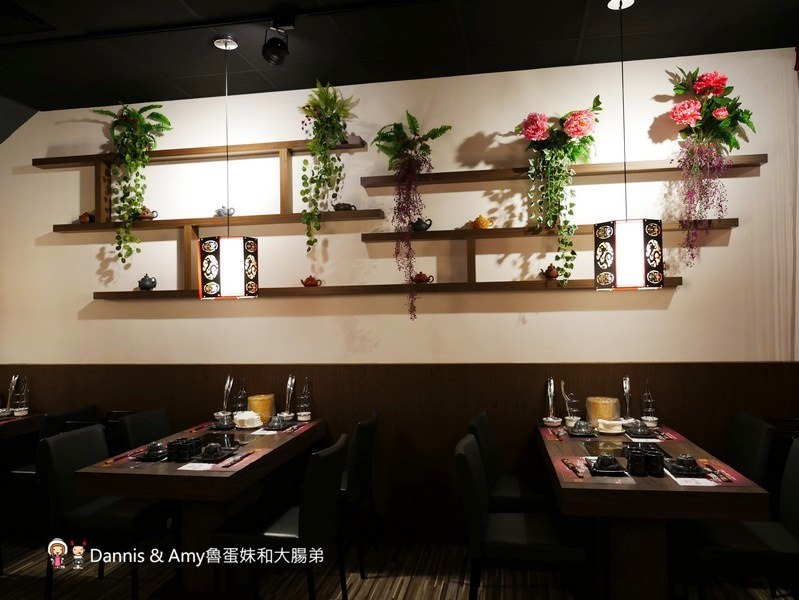 《新竹特色火鍋》御川都辣串鍋。四川重慶麻辣串串串香只要20元。紅白湯鴛鴦火鍋組合湯頭濃郁夠味︱ （影片）