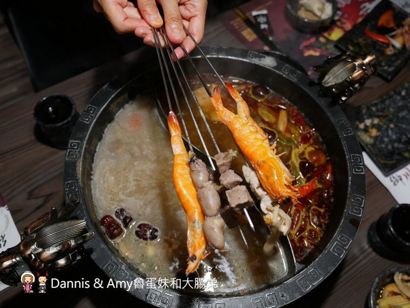 《新竹特色火鍋》御川都辣串鍋。四川重慶麻辣串串串香只要20元。紅白湯鴛鴦火鍋組合湯頭濃郁夠味︱ （影片）