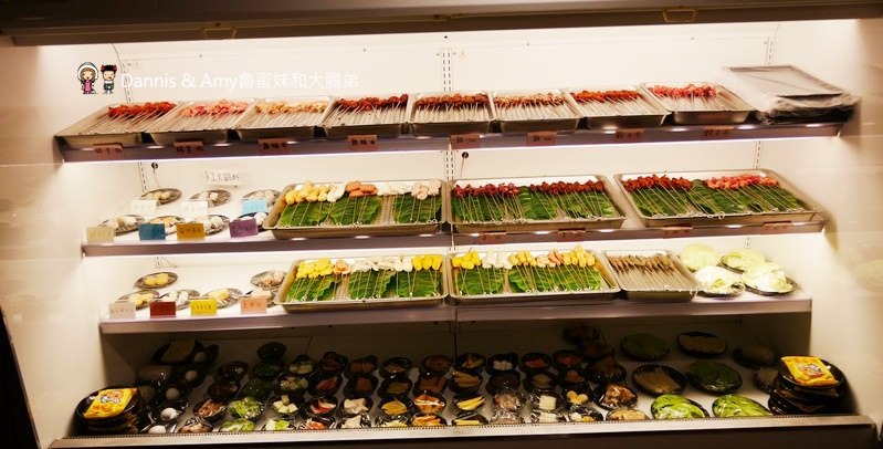 《新竹特色火鍋》御川都辣串鍋。四川重慶麻辣串串串香只要20元。紅白湯鴛鴦火鍋組合湯頭濃郁夠味︱ （影片）