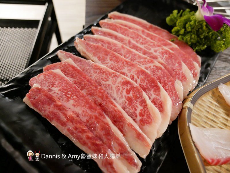 《新竹特色火鍋》御川都辣串鍋。四川重慶麻辣串串串香只要20元。紅白湯鴛鴦火鍋組合湯頭濃郁夠味︱ （影片）