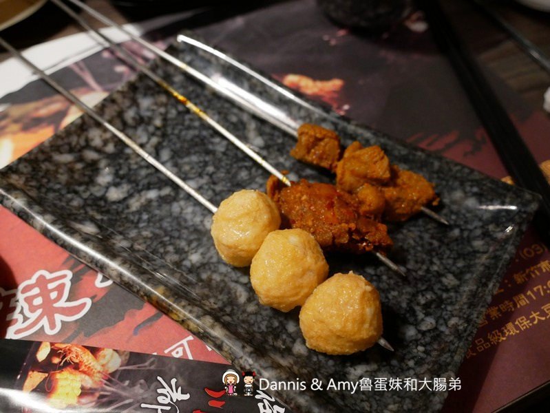 《新竹特色火鍋》御川都辣串鍋。四川重慶麻辣串串串香只要20元。紅白湯鴛鴦火鍋組合湯頭濃郁夠味︱ （影片）