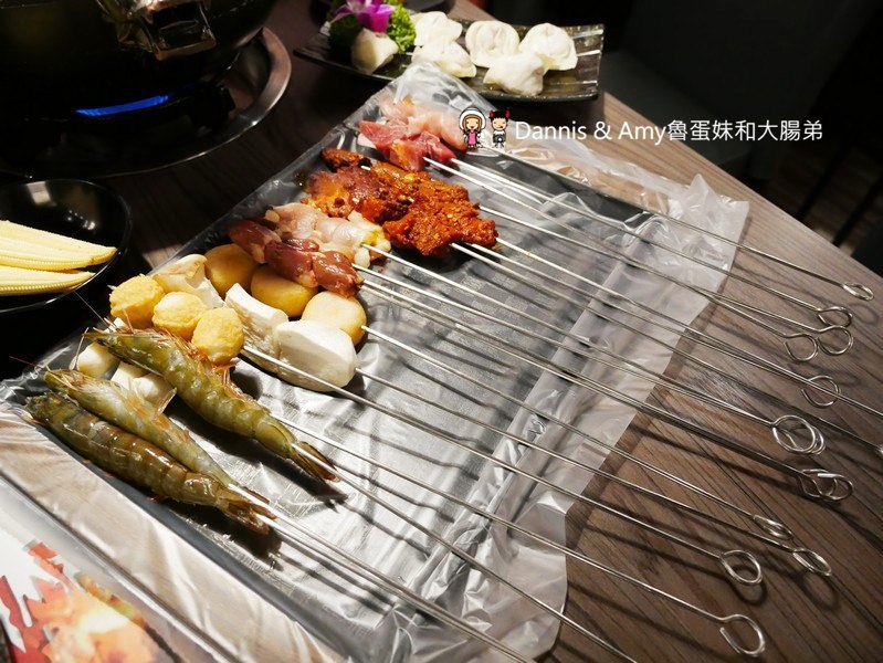 《新竹特色火鍋》御川都辣串鍋。四川重慶麻辣串串串香只要20元。紅白湯鴛鴦火鍋組合湯頭濃郁夠味︱ （影片）