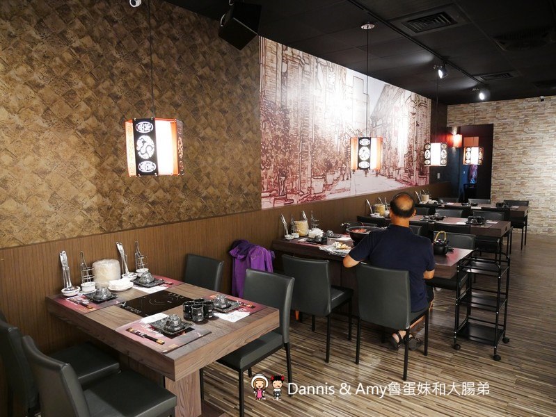 《新竹特色火鍋》御川都辣串鍋。四川重慶麻辣串串串香只要20元。紅白湯鴛鴦火鍋組合湯頭濃郁夠味︱ （影片）