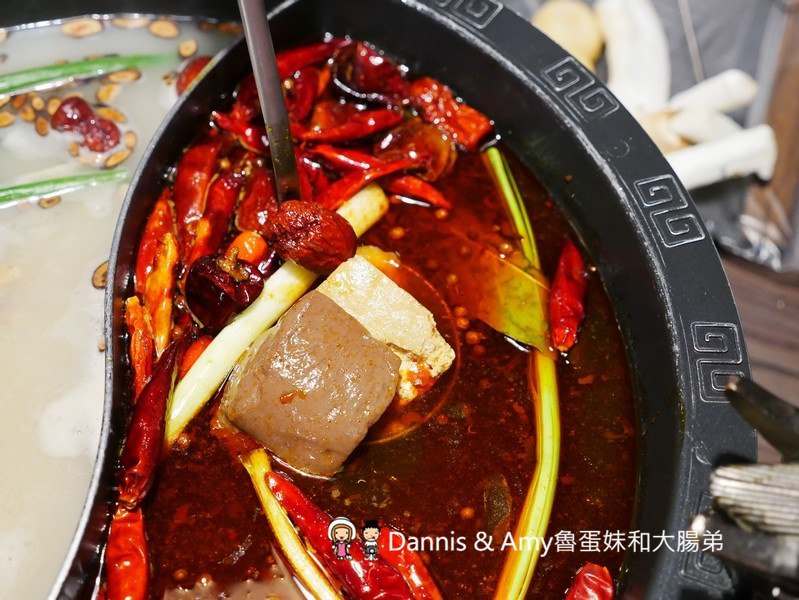 《新竹特色火鍋》御川都辣串鍋。四川重慶麻辣串串串香只要20元。紅白湯鴛鴦火鍋組合湯頭濃郁夠味︱ （影片）