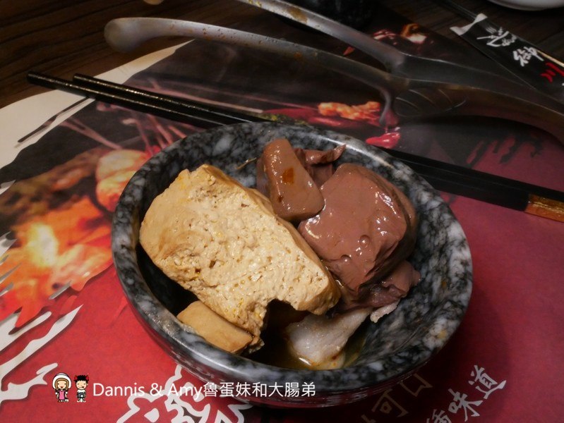 《新竹特色火鍋》御川都辣串鍋。四川重慶麻辣串串串香只要20元。紅白湯鴛鴦火鍋組合湯頭濃郁夠味︱ （影片）