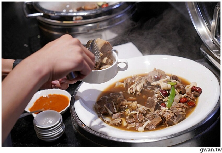 台中這間吃到飽好狂！銅板價升級和牛火鍋吃到飽，不限時、免停車費，還有免費兒童遊戲區！