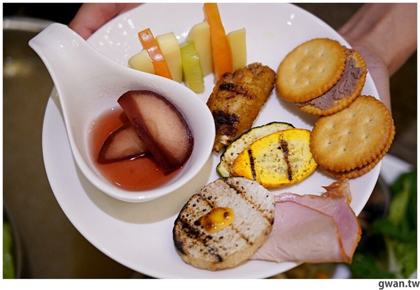 台中這間吃到飽好狂！銅板價升級和牛火鍋吃到飽，不限時、免停車費，還有免費兒童遊戲區！