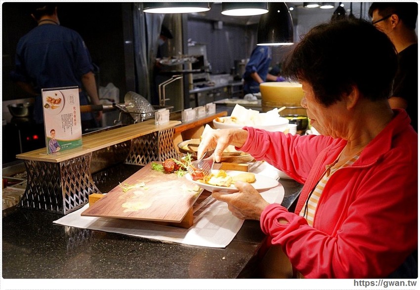 台中吃到飽～近百道料理、甜點、生啤無限享用，還有期間限定潮創中菜！！