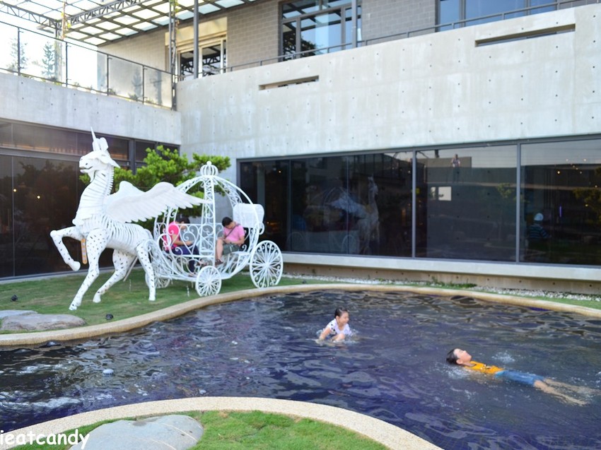 彰化新景點！整面3D彩繪牆，戲水池、白沙遊戲區，一枚硬幣可以玩半天。