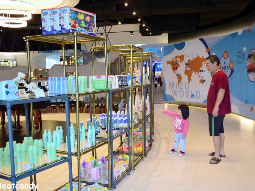 彰化新景點！整面3D彩繪牆，戲水池、白沙遊戲區，一枚硬幣可以玩半天。