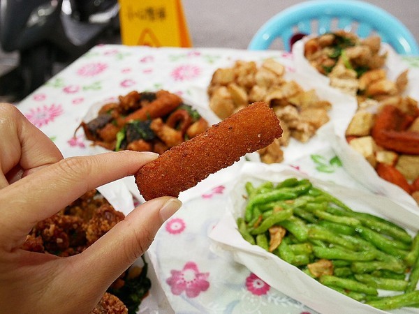 熊掌香雞排鹹酥雞:熊掌香雞排-台中西區炸物 躲在巷子裡的特色炸物店 不只販售炸物還有補運問事等服務 每日還有一位有緣人能得到竹林觀音詩句