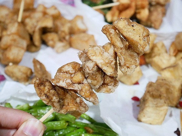 熊掌香雞排鹹酥雞:熊掌香雞排-台中西區炸物 躲在巷子裡的特色炸物店 不只販售炸物還有補運問事等服務 每日還有一位有緣人能得到竹林觀音詩句