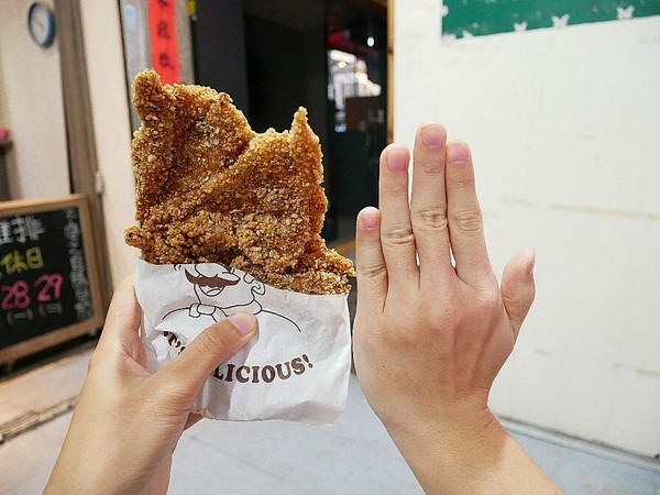 熊掌香雞排鹹酥雞:熊掌香雞排-台中西區炸物 躲在巷子裡的特色炸物店 不只販售炸物還有補運問事等服務 每日還有一位有緣人能得到竹林觀音詩句
