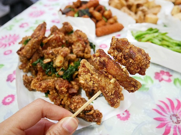 熊掌香雞排鹹酥雞:熊掌香雞排-台中西區炸物 躲在巷子裡的特色炸物店 不只販售炸物還有補運問事等服務 每日還有一位有緣人能得到竹林觀音詩句