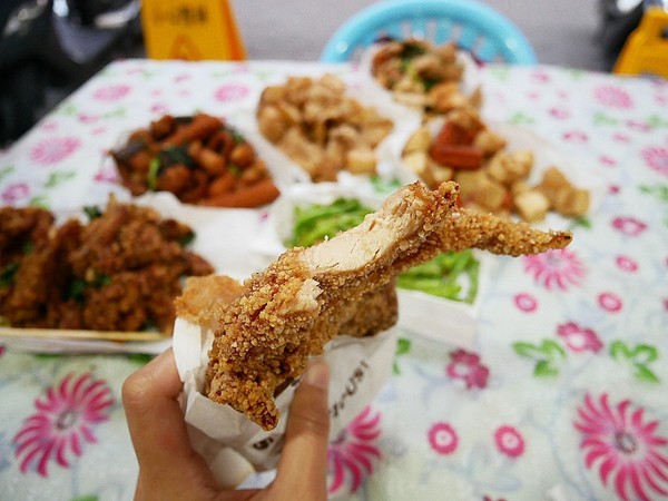 熊掌香雞排鹹酥雞:熊掌香雞排-台中西區炸物 躲在巷子裡的特色炸物店 不只販售炸物還有補運問事等服務 每日還有一位有緣人能得到竹林觀音詩句