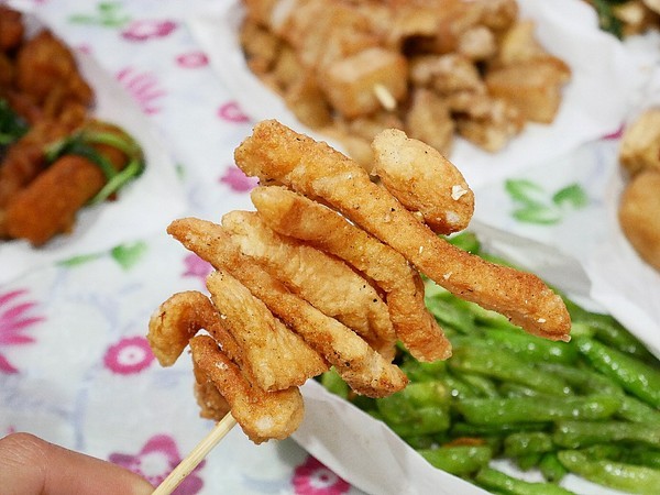 熊掌香雞排鹹酥雞:熊掌香雞排-台中西區炸物 躲在巷子裡的特色炸物店 不只販售炸物還有補運問事等服務 每日還有一位有緣人能得到竹林觀音詩句