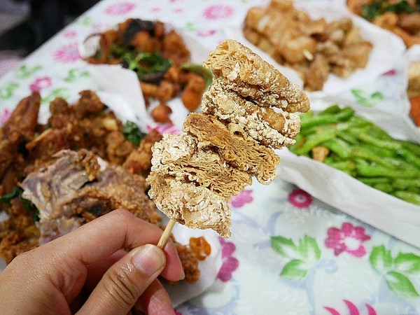 熊掌香雞排鹹酥雞:熊掌香雞排-台中西區炸物 躲在巷子裡的特色炸物店 不只販售炸物還有補運問事等服務 每日還有一位有緣人能得到竹林觀音詩句