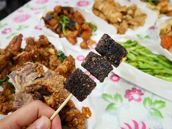 熊掌香雞排鹹酥雞:熊掌香雞排-台中西區炸物 躲在巷子裡的特色炸物店 不只販售炸物還有補運問事等服務 每日還有一位有緣人能得到竹林觀音詩句