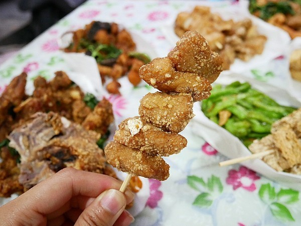 熊掌香雞排鹹酥雞:熊掌香雞排-台中西區炸物 躲在巷子裡的特色炸物店 不只販售炸物還有補運問事等服務 每日還有一位有緣人能得到竹林觀音詩句
