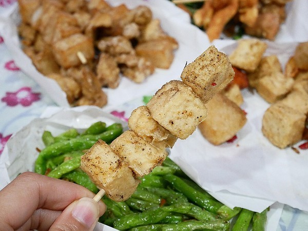 熊掌香雞排鹹酥雞:熊掌香雞排-台中西區炸物 躲在巷子裡的特色炸物店 不只販售炸物還有補運問事等服務 每日還有一位有緣人能得到竹林觀音詩句