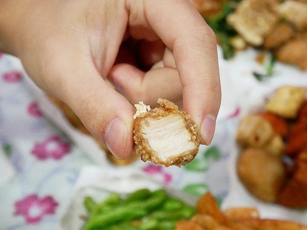 熊掌香雞排鹹酥雞:熊掌香雞排-台中西區炸物 躲在巷子裡的特色炸物店 不只販售炸物還有補運問事等服務 每日還有一位有緣人能得到竹林觀音詩句
