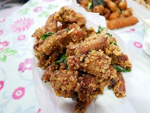 熊掌香雞排鹹酥雞:熊掌香雞排-台中西區炸物 躲在巷子裡的特色炸物店 不只販售炸物還有補運問事等服務 每日還有一位有緣人能得到竹林觀音詩句