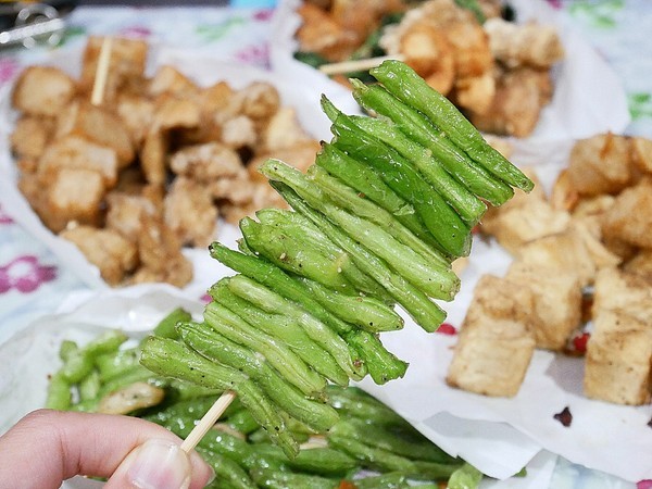 熊掌香雞排鹹酥雞:熊掌香雞排-台中西區炸物 躲在巷子裡的特色炸物店 不只販售炸物還有補運問事等服務 每日還有一位有緣人能得到竹林觀音詩句