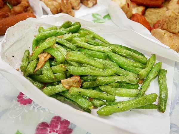 熊掌香雞排鹹酥雞:熊掌香雞排-台中西區炸物 躲在巷子裡的特色炸物店 不只販售炸物還有補運問事等服務 每日還有一位有緣人能得到竹林觀音詩句