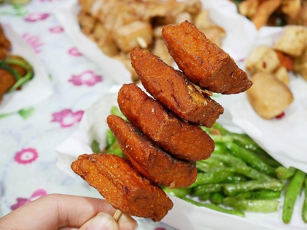 熊掌香雞排鹹酥雞:熊掌香雞排-台中西區炸物 躲在巷子裡的特色炸物店 不只販售炸物還有補運問事等服務 每日還有一位有緣人能得到竹林觀音詩句