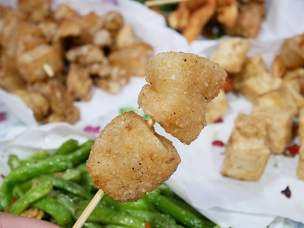 熊掌香雞排鹹酥雞:熊掌香雞排-台中西區炸物 躲在巷子裡的特色炸物店 不只販售炸物還有補運問事等服務 每日還有一位有緣人能得到竹林觀音詩句