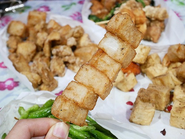 熊掌香雞排鹹酥雞:熊掌香雞排-台中西區炸物 躲在巷子裡的特色炸物店 不只販售炸物還有補運問事等服務 每日還有一位有緣人能得到竹林觀音詩句