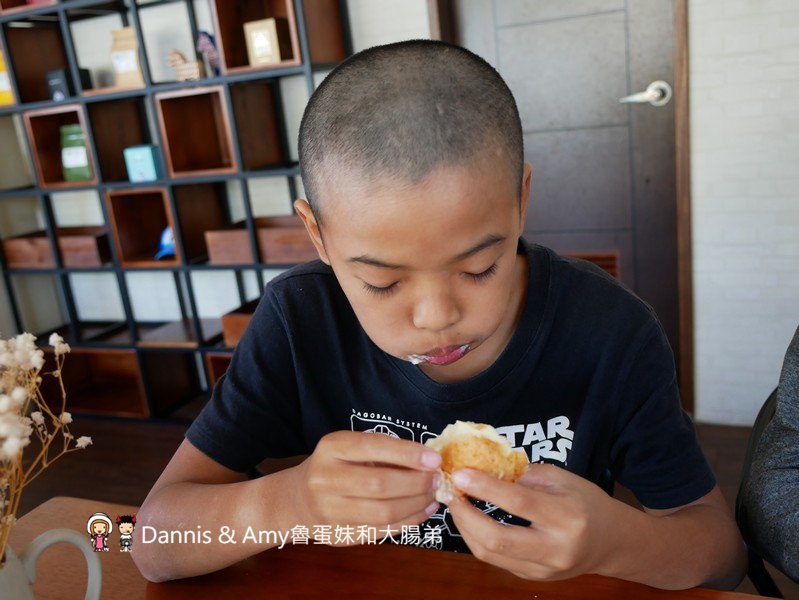 《新竹新豐下午茶推薦》豐蛋糕咖啡烘焙館下午茶推薦。平價美食爆漿NG泡芙只要10元銅板價好便宜。健康米布丁大人小孩都愛。內用黑咖啡免費喝︱明新科技大學附近(影片)