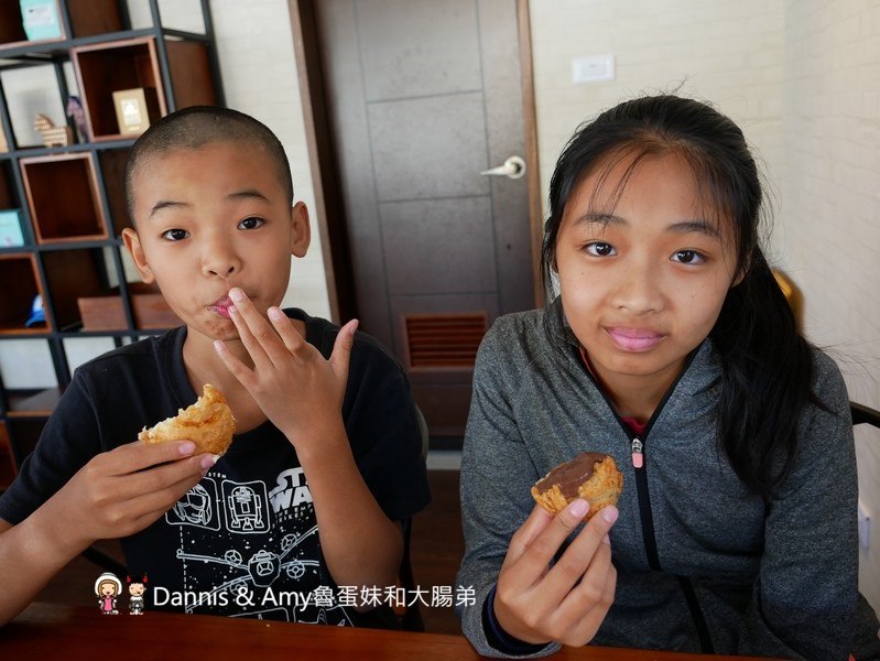 《新竹新豐下午茶推薦》豐蛋糕咖啡烘焙館下午茶推薦。平價美食爆漿NG泡芙只要10元銅板價好便宜。健康米布丁大人小孩都愛。內用黑咖啡免費喝︱明新科技大學附近(影片)