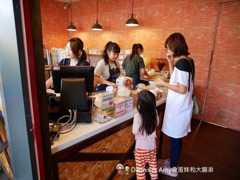 《新竹新豐下午茶推薦》豐蛋糕咖啡烘焙館下午茶推薦。平價美食爆漿NG泡芙只要10元銅板價好便宜。健康米布丁大人小孩都愛。內用黑咖啡免費喝︱明新科技大學附近(影片)